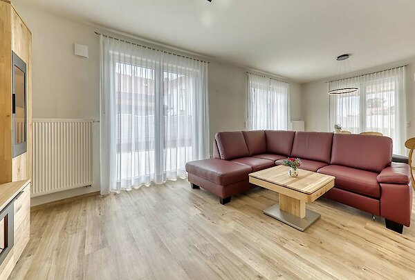 Wohnraum mit Couch Ferienhaus in Bayern